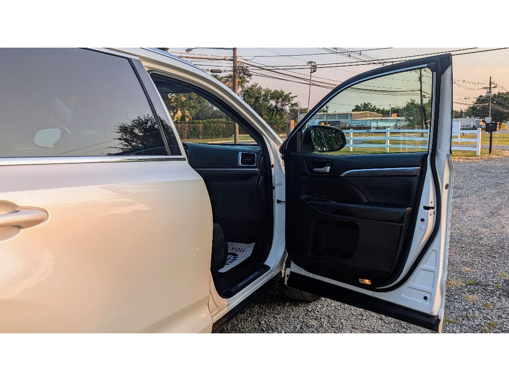 Vehicle image 11 of 28
