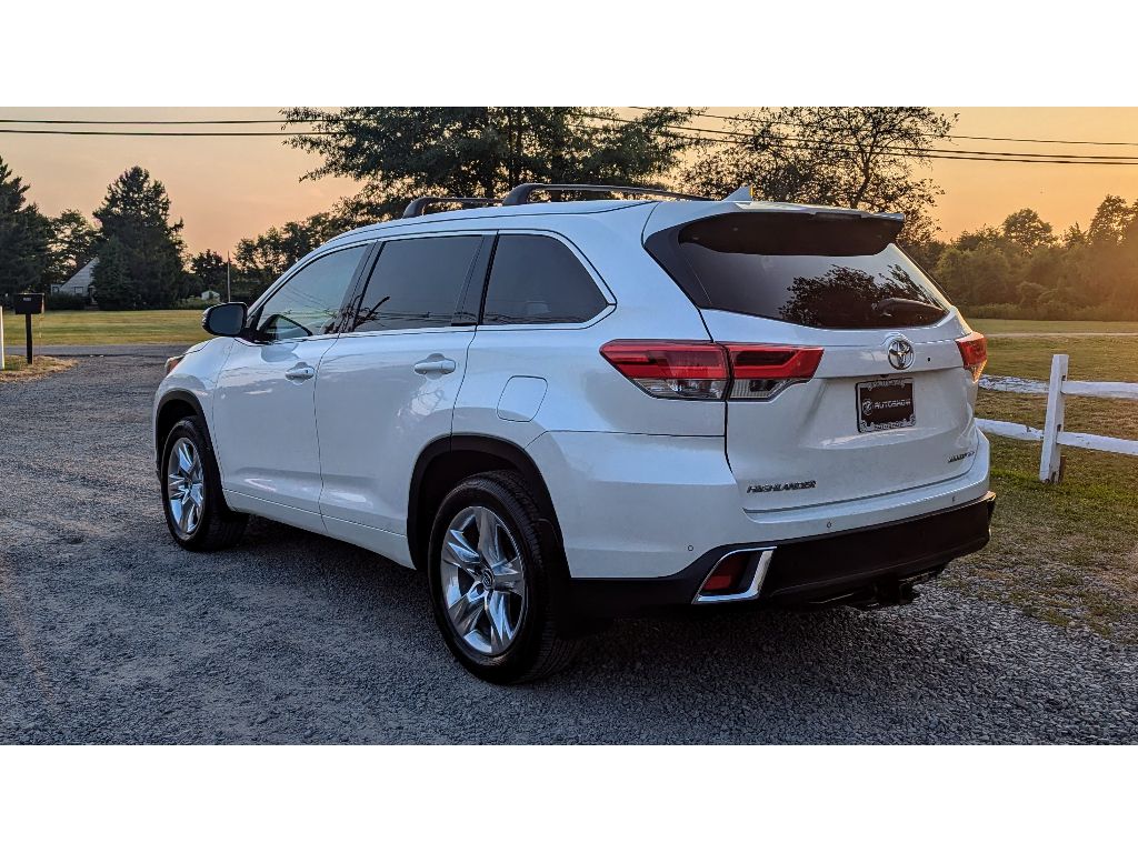 Vehicle image 7 of 28