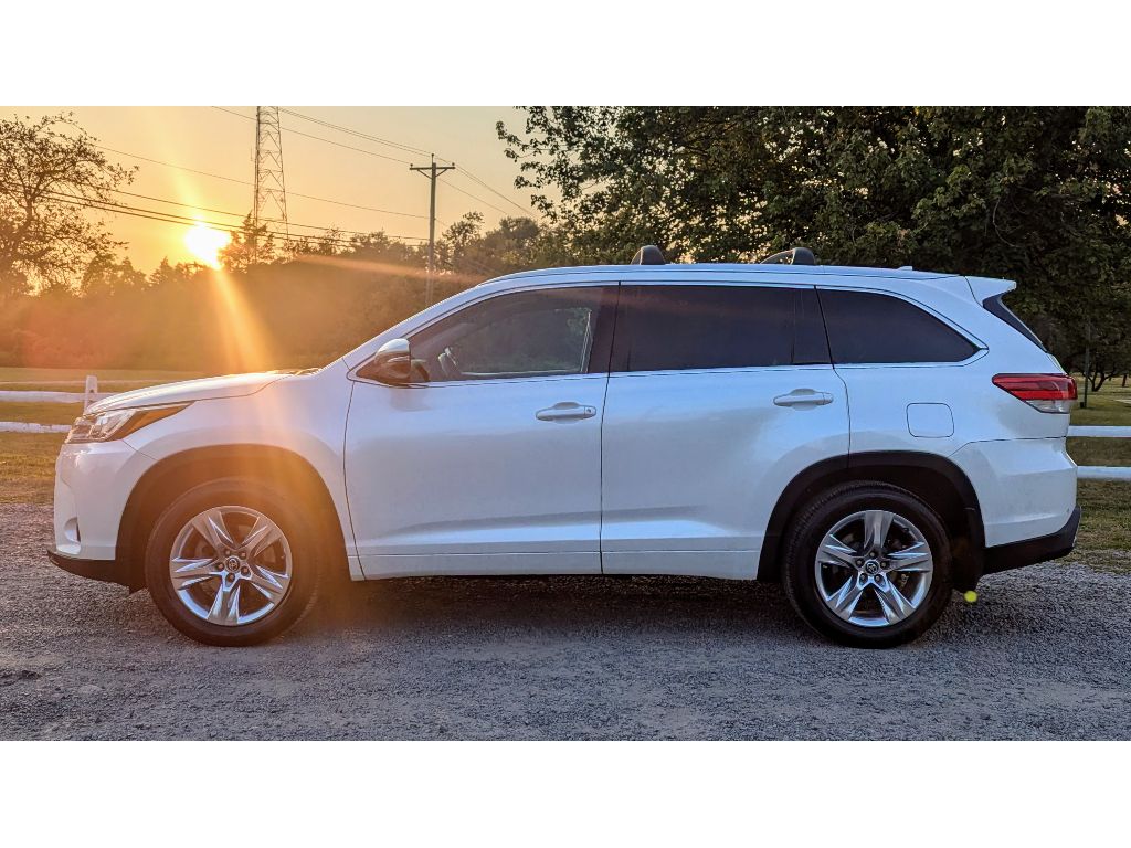 Vehicle image 8 of 28