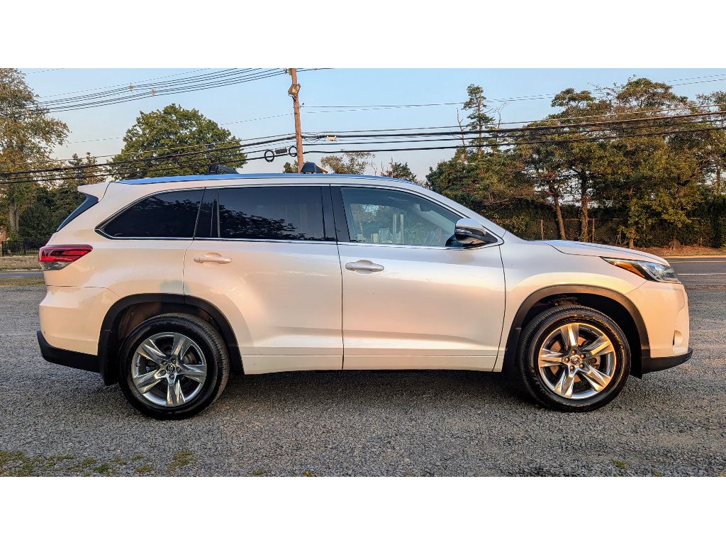 Vehicle image 4 of 28