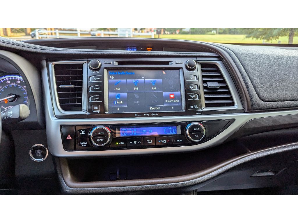 Vehicle image 22 of 28