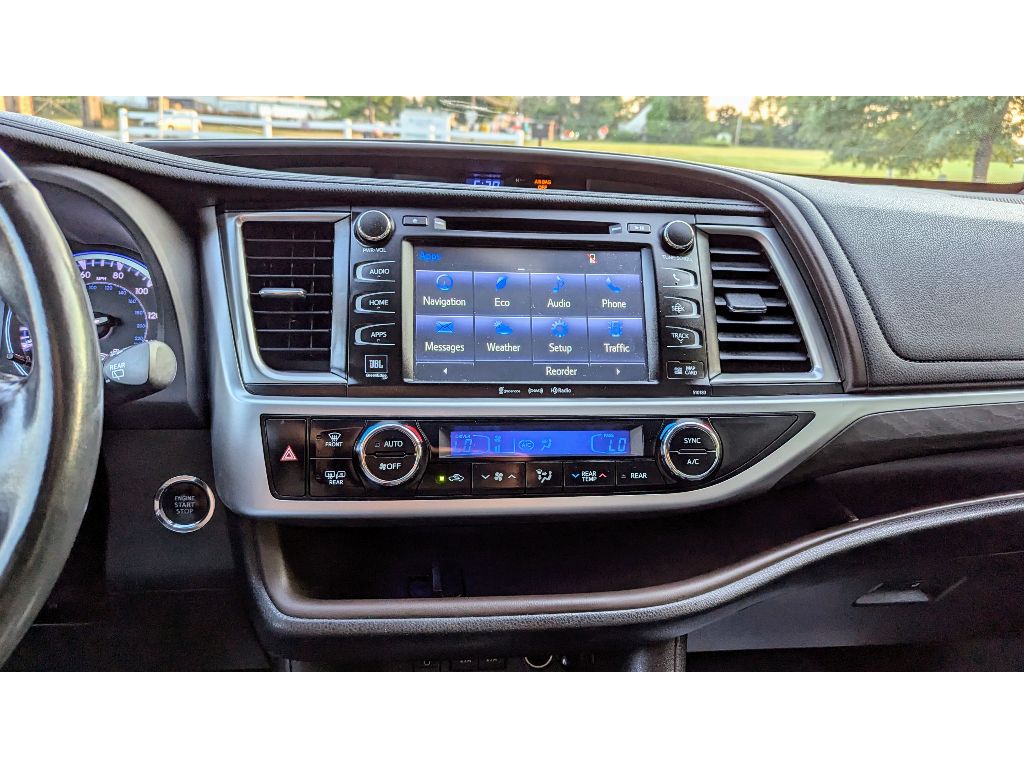 Vehicle image 24 of 28