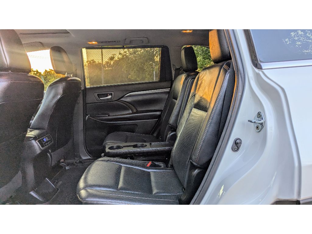 Vehicle image 17 of 28