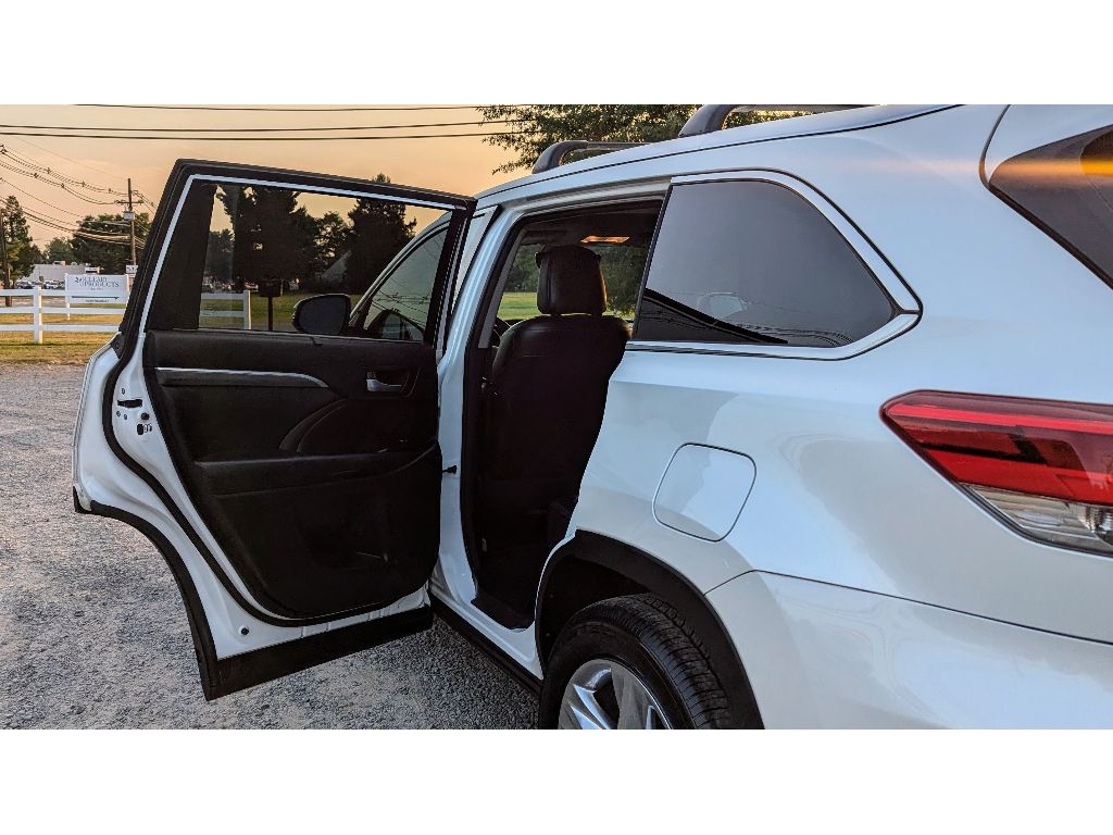Vehicle image 10 of 28