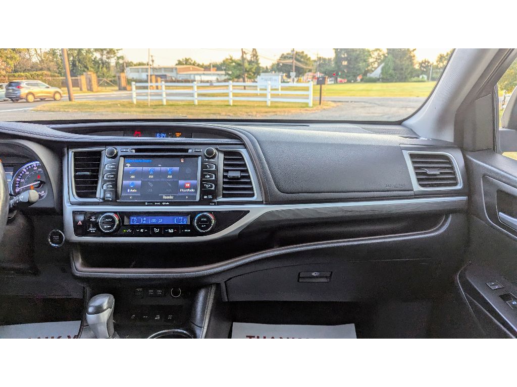 Vehicle image 27 of 28