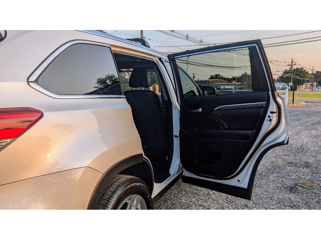 Vehicle image 12 of 28