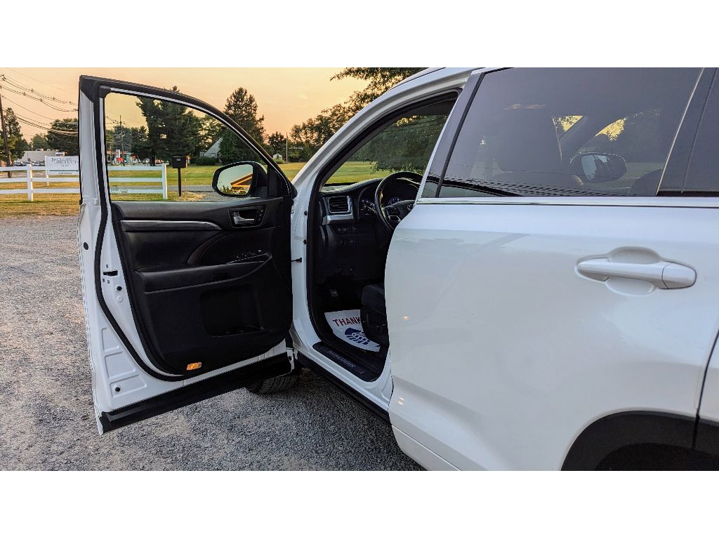 Vehicle image 9 of 28