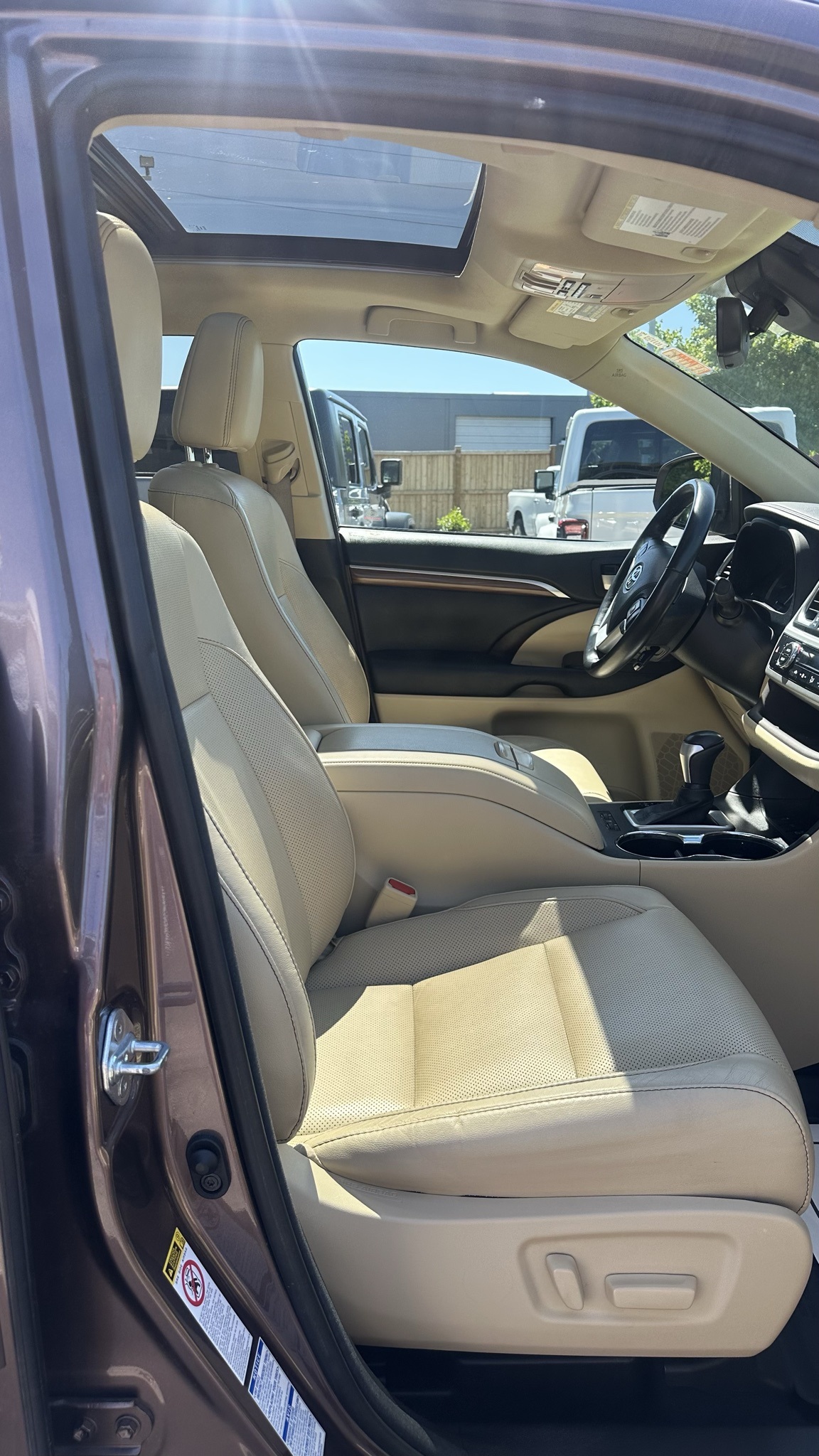 Vehicle image 14 of 33