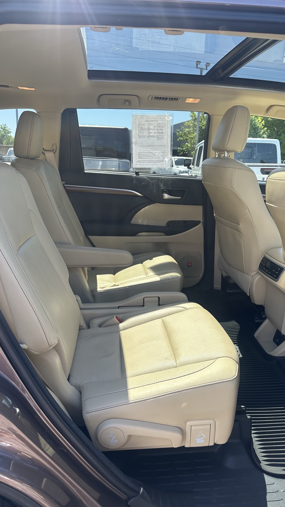 Vehicle image 17 of 33