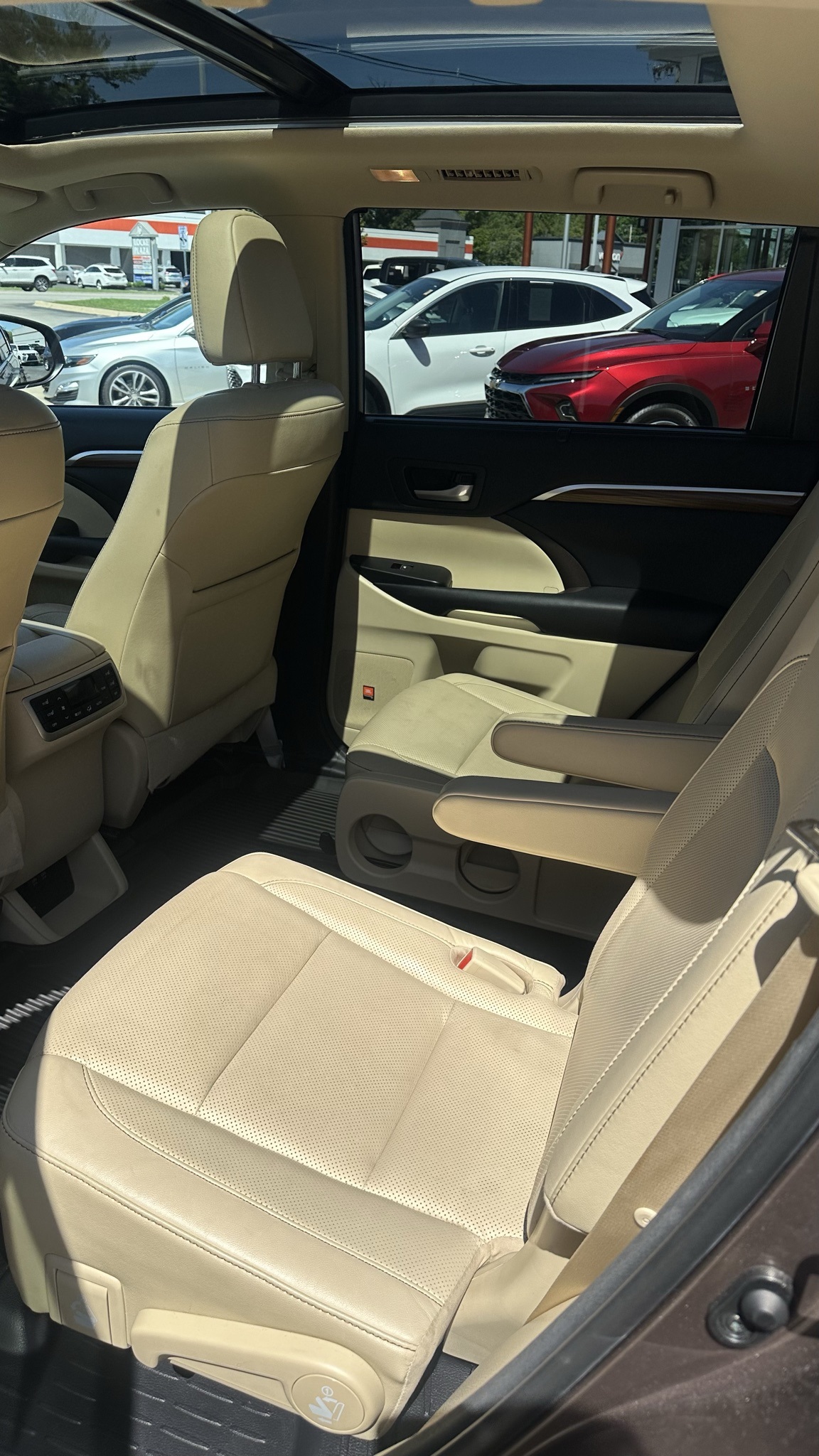 Vehicle image 25 of 33