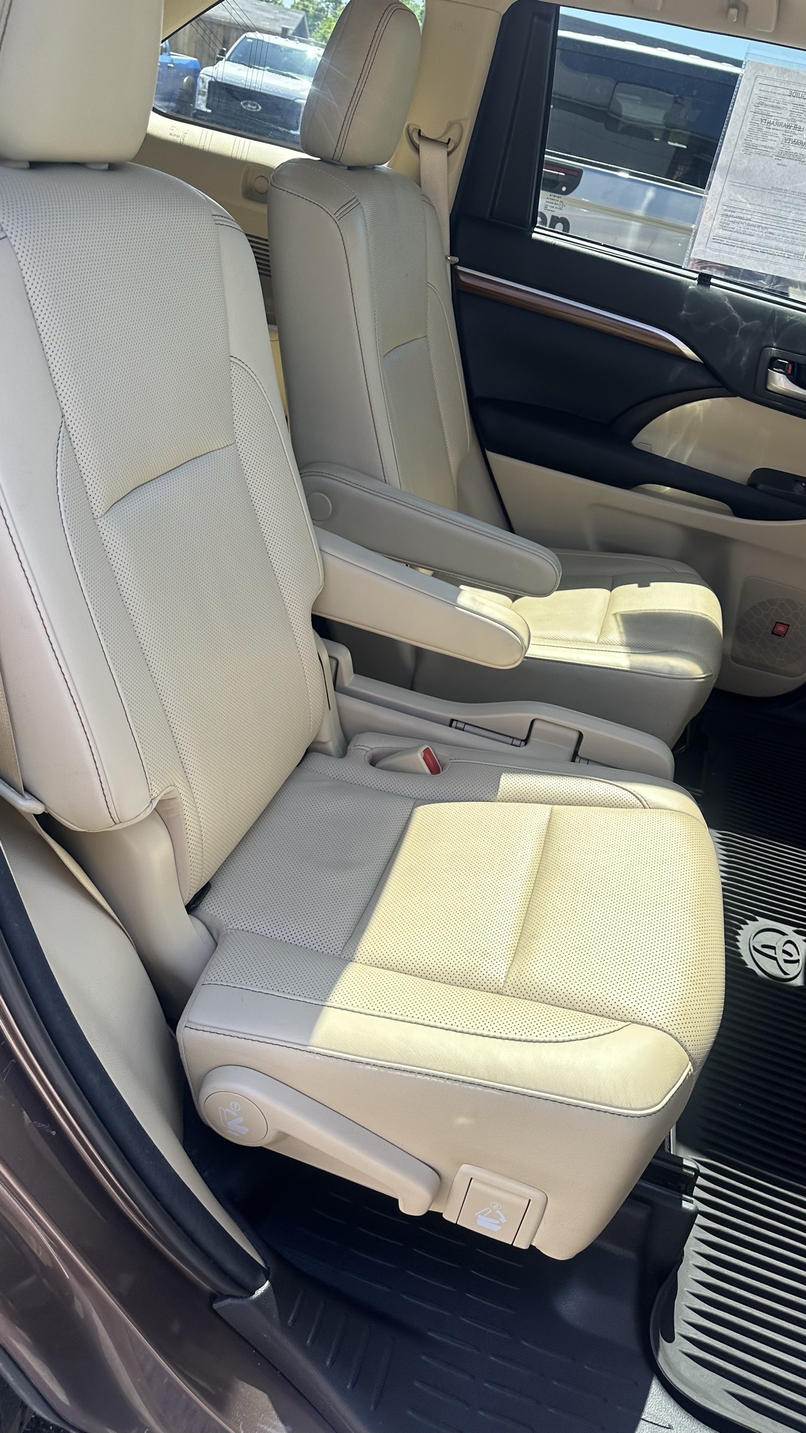 Vehicle image 21 of 33