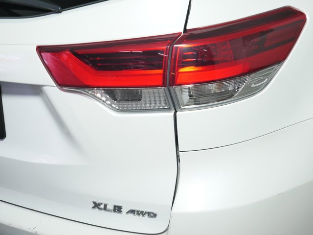 Vehicle image 17 of 33