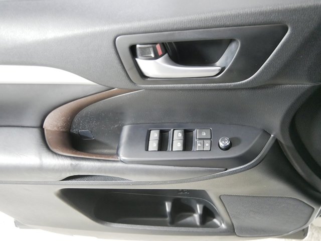 Vehicle image 19 of 33