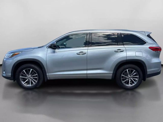 Vehicle image 8 of 40