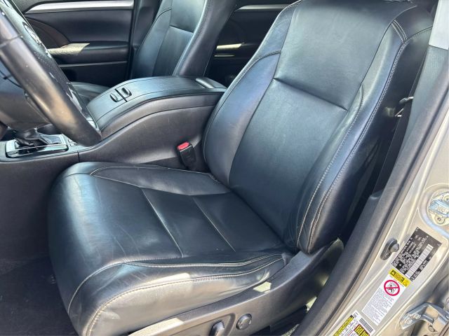 Vehicle image 14 of 40
