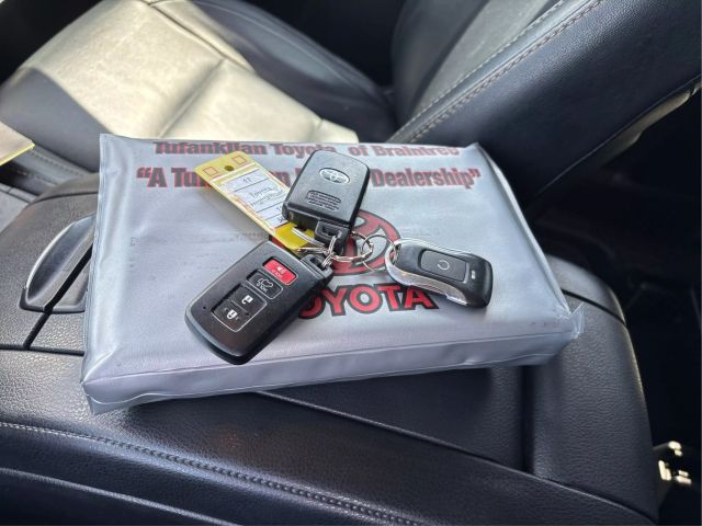 Vehicle image 27 of 40