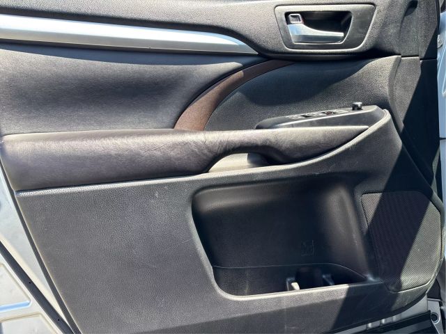 Vehicle image 26 of 40
