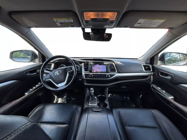 Vehicle image 17 of 40