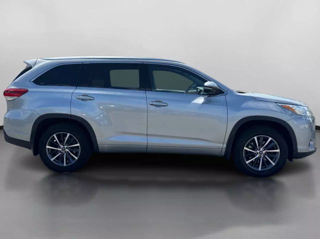 Vehicle image 4 of 40