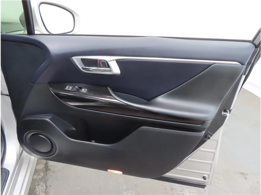 Vehicle image 18 of 28