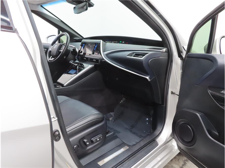 Vehicle image 19 of 28