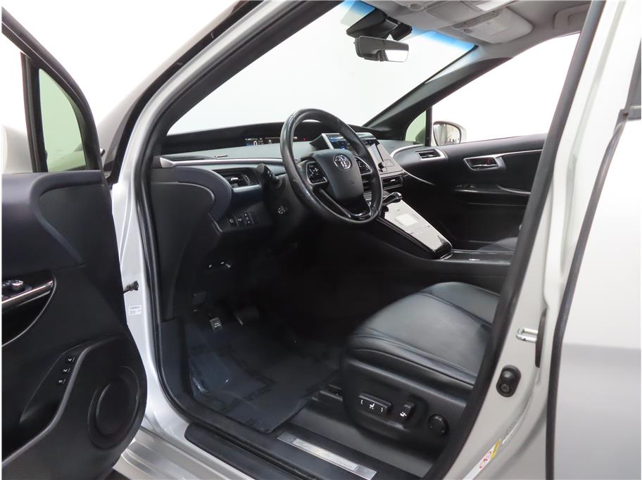 Vehicle image 7 of 28