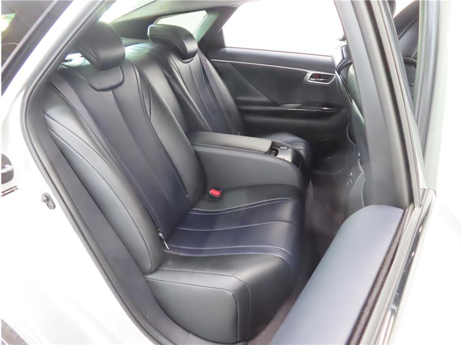 Vehicle image 21 of 28