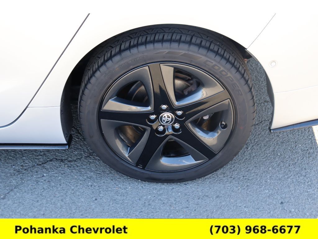 Vehicle image 26 of 32
