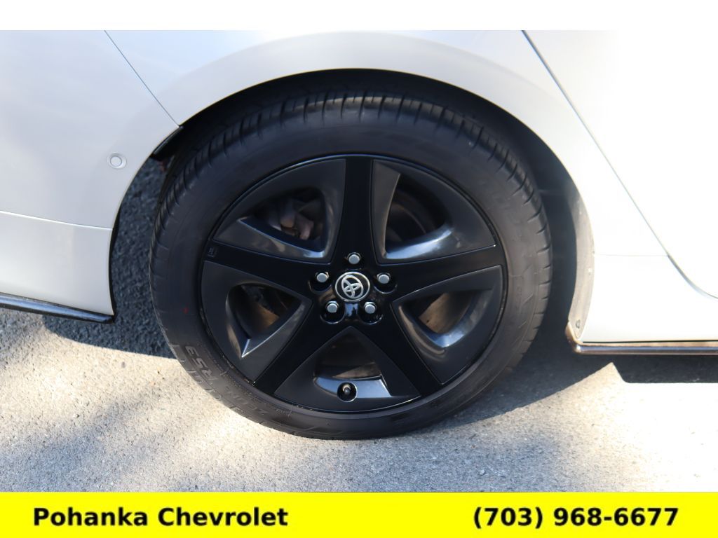 Vehicle image 27 of 32