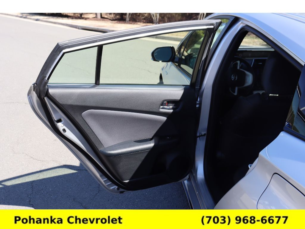 Vehicle image 21 of 32