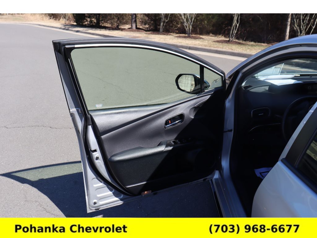 Vehicle image 18 of 32