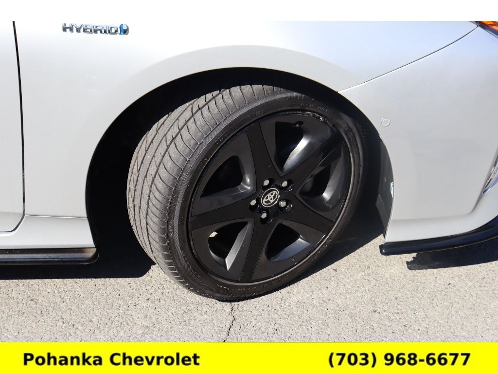 Vehicle image 28 of 32
