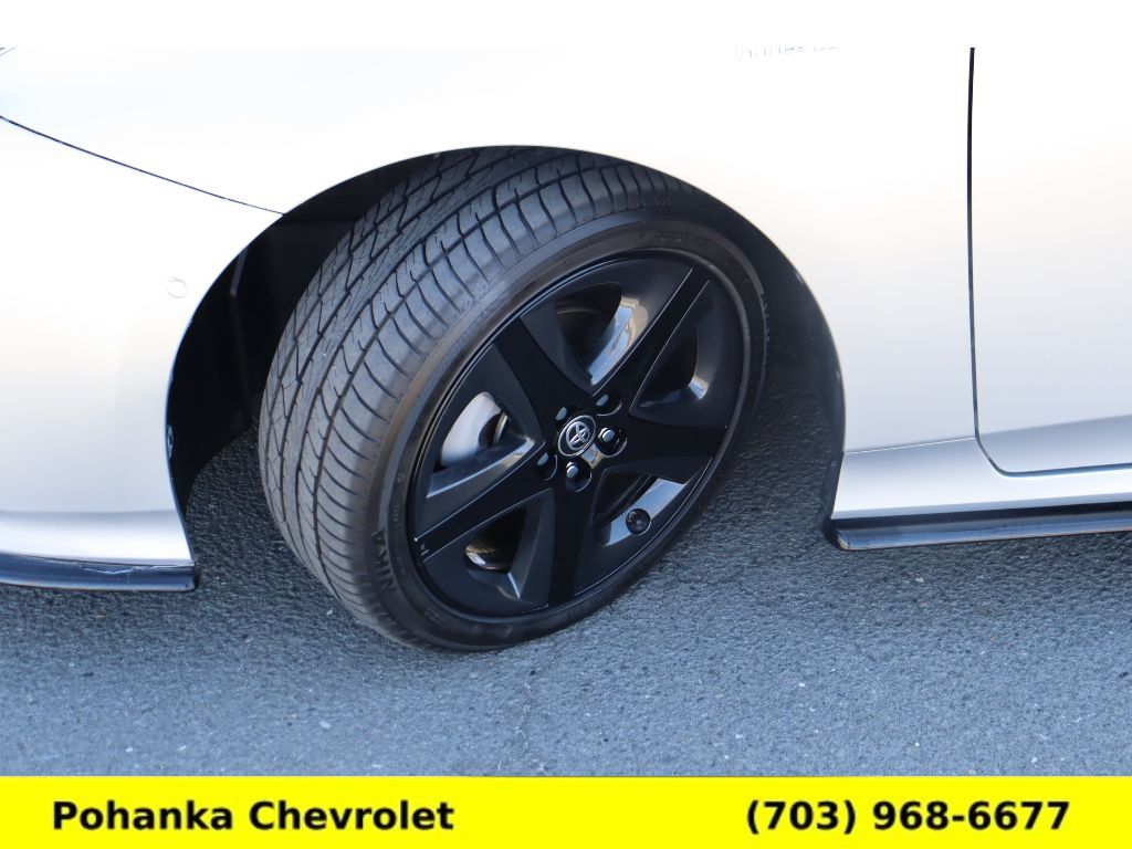 Vehicle image 25 of 32