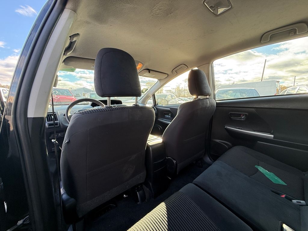 2017 Toyota Prius v Three Image 17 of 28