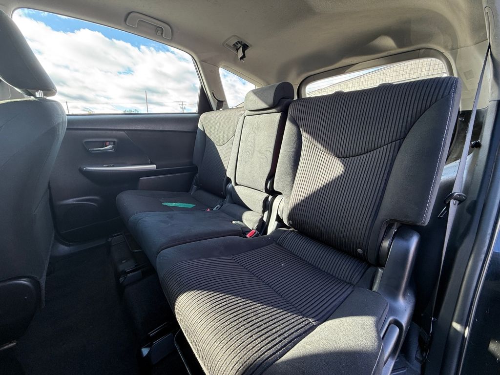 2017 Toyota Prius v Three Image 13 of 28