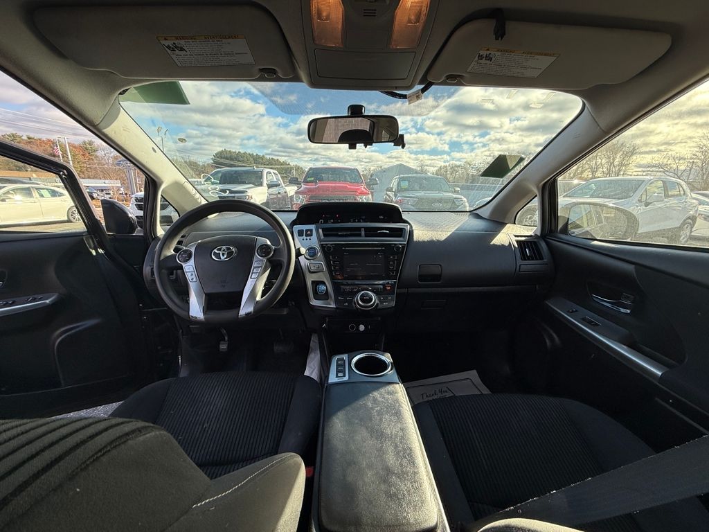 2017 Toyota Prius v Three Image 19 of 28