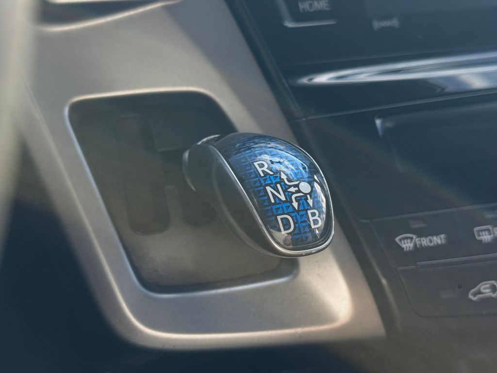 2017 Toyota Prius v Three Image 23 of 28