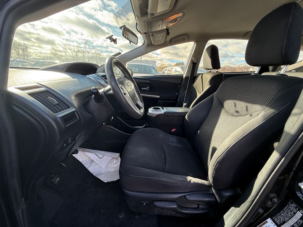 2017 Toyota Prius v Three Image 16 of 28