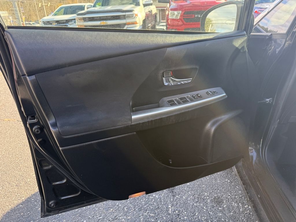 2017 Toyota Prius v Three Image 12 of 28