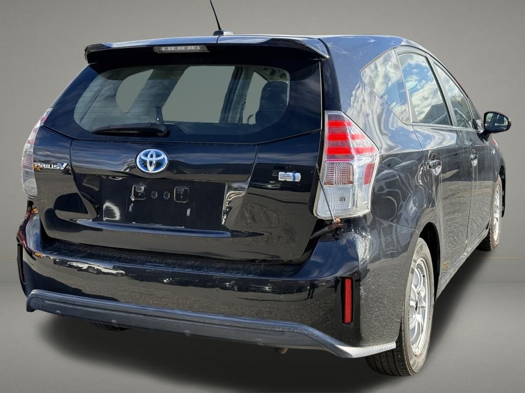 2017 Toyota Prius v Three Image 5 of 28