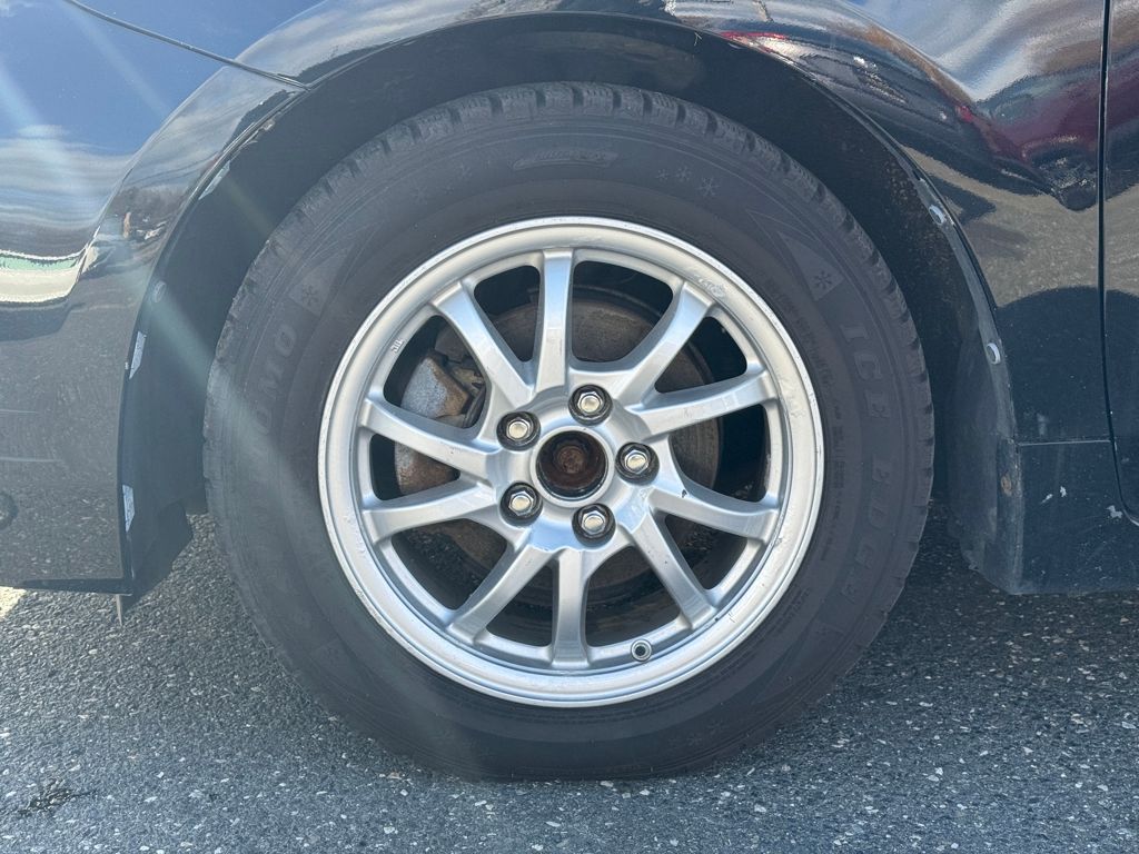 2017 Toyota Prius v Three Image 10 of 28