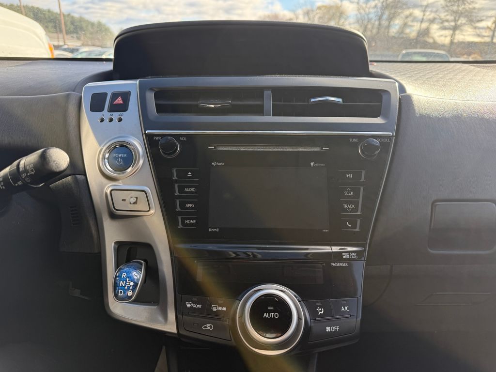 2017 Toyota Prius v Three Image 26 of 28