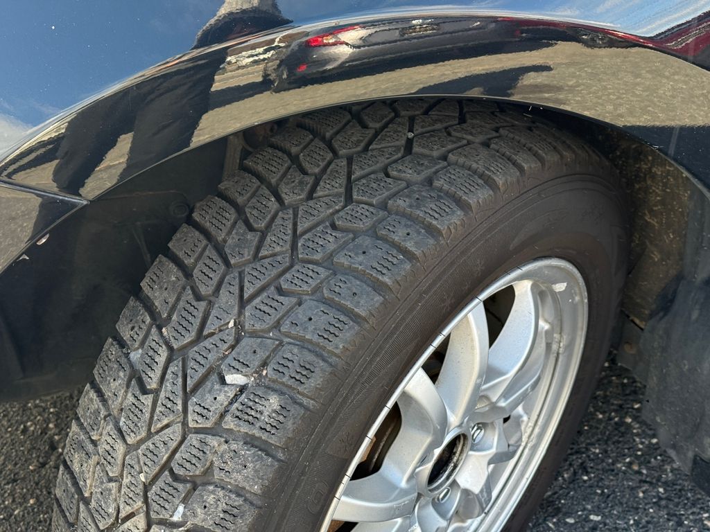 2017 Toyota Prius v Three Image 11 of 28