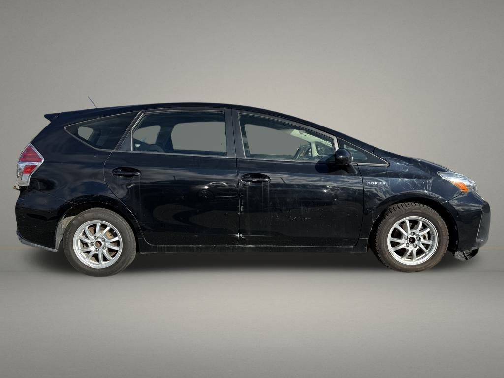 2017 Toyota Prius v Three Image 4 of 28