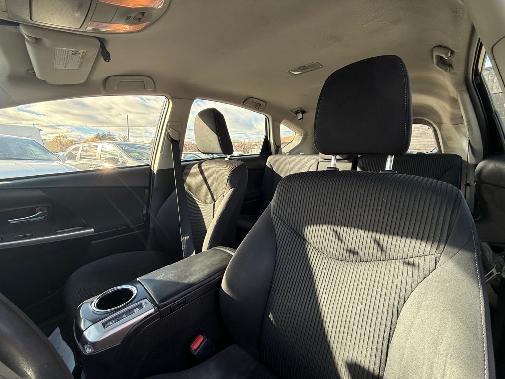 2017 Toyota Prius v Three Image 15 of 28