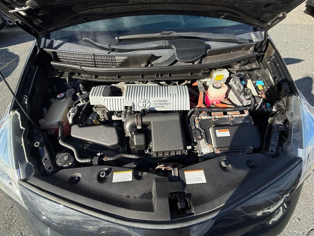 2017 Toyota Prius v Three Image 9 of 28