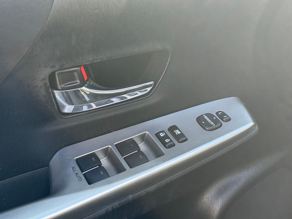 2017 Toyota Prius v Three Image 27 of 28