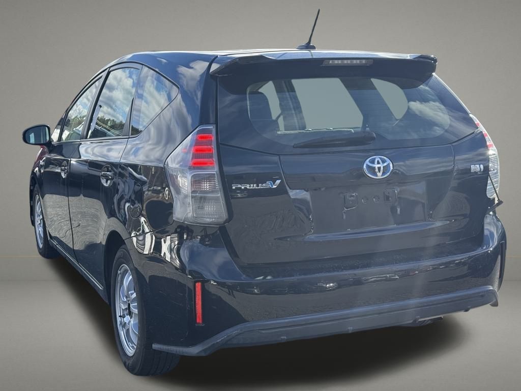 2017 Toyota Prius v Three Image 7 of 28