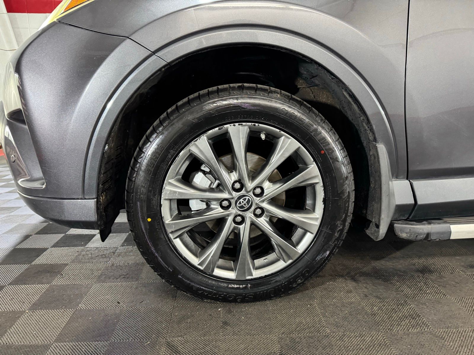 Vehicle image 8 of 28