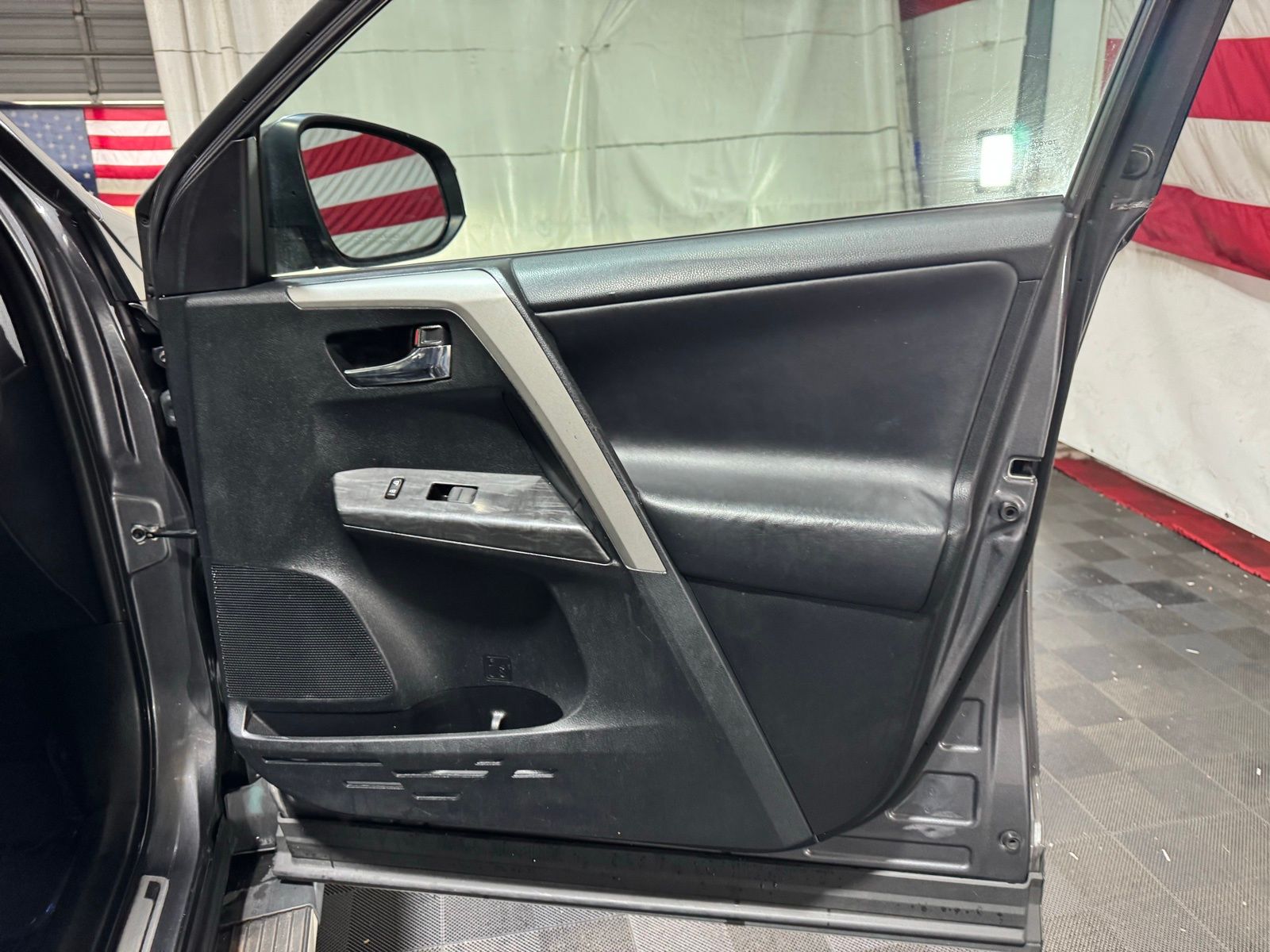 Vehicle image 13 of 28